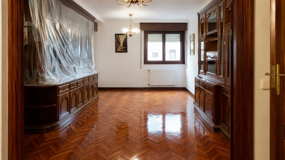 Parquet de madera renovado en una vivienda atendida por Rialpu