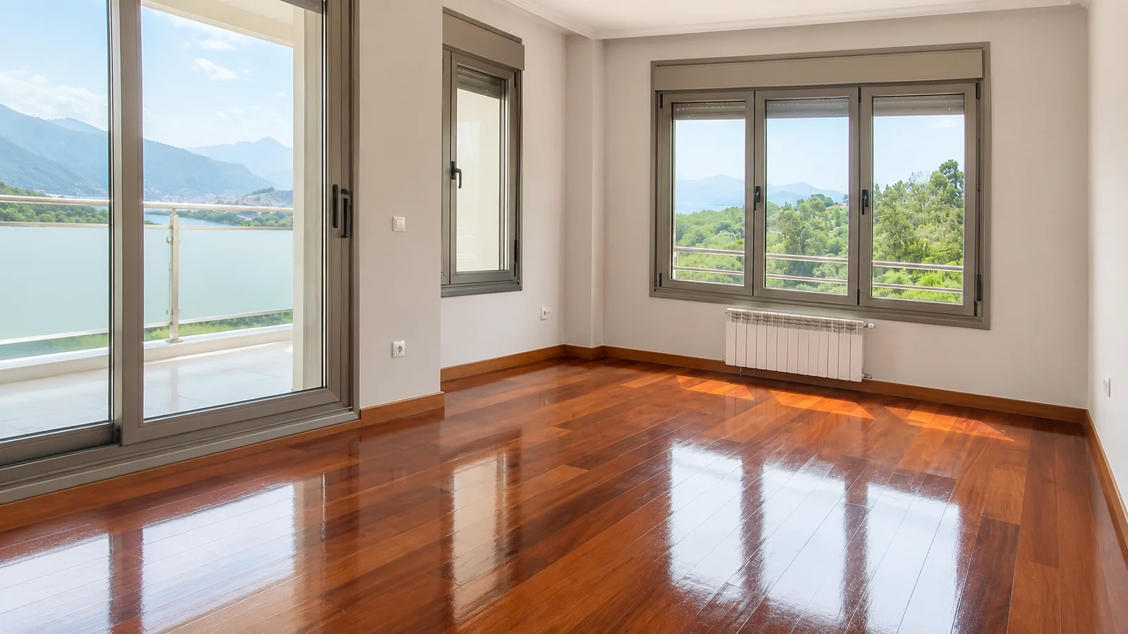 Habitación luminosa con suelo de parquet recién barnizado y acabado brillante